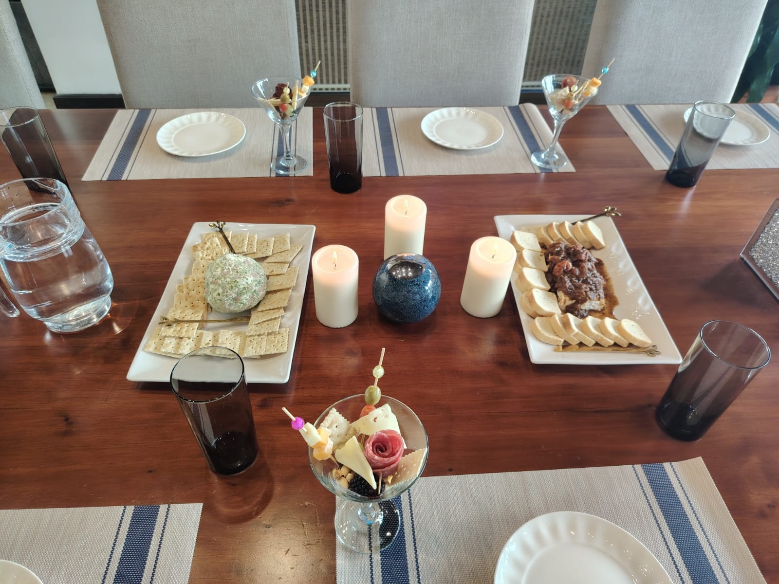 Mesa decorada con velas y copas — NutriBox Eventos
